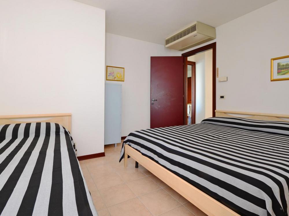 Three-room apartment apartment with 2 sleepingrooms and beach service included interior