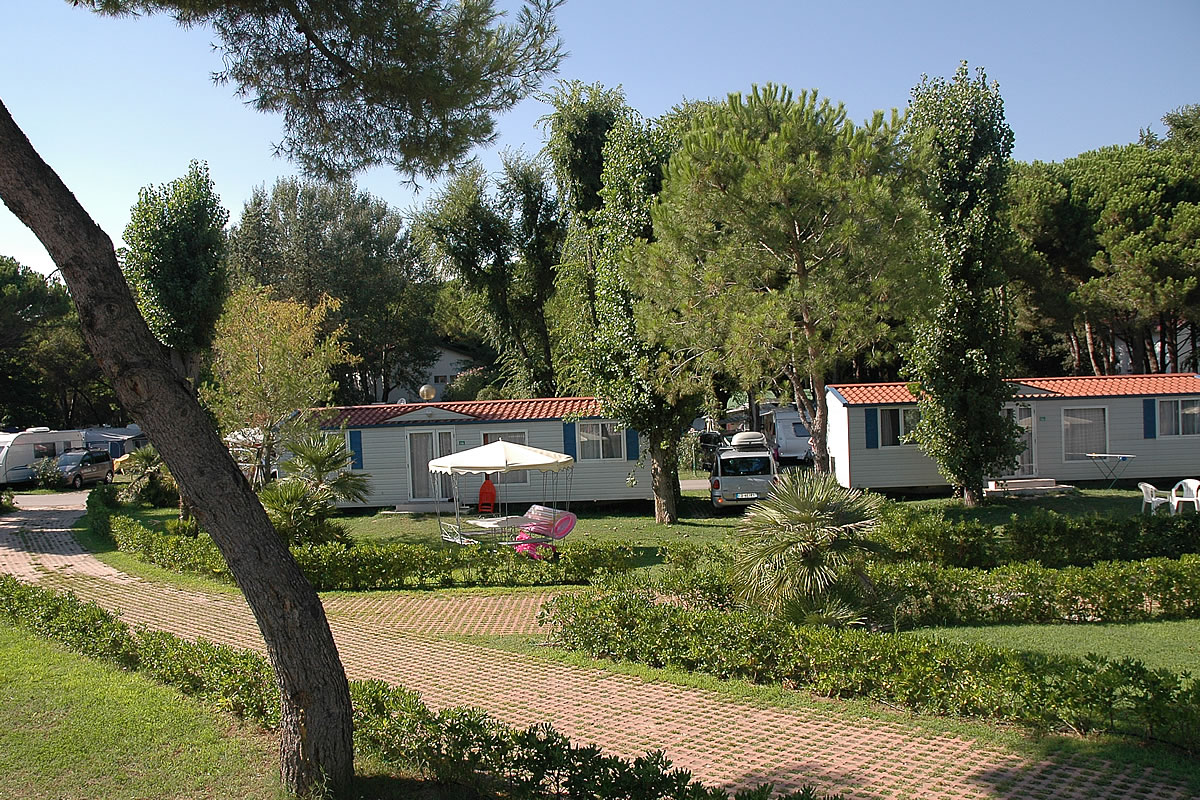 Camping in Lignano with a mobile home and a private garden.